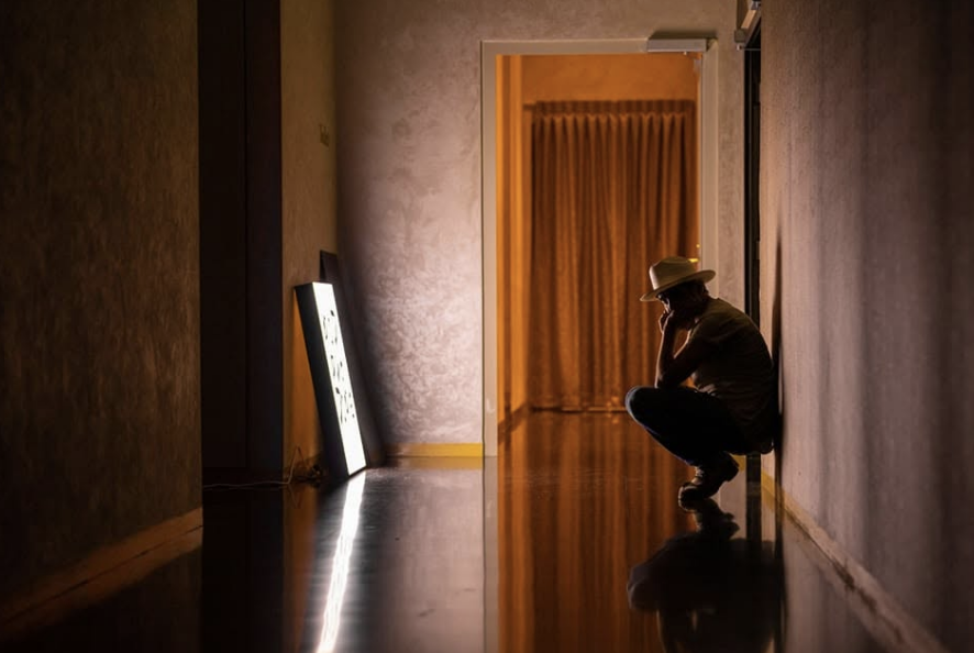 Saadya assis en coulisses devant le miroir.